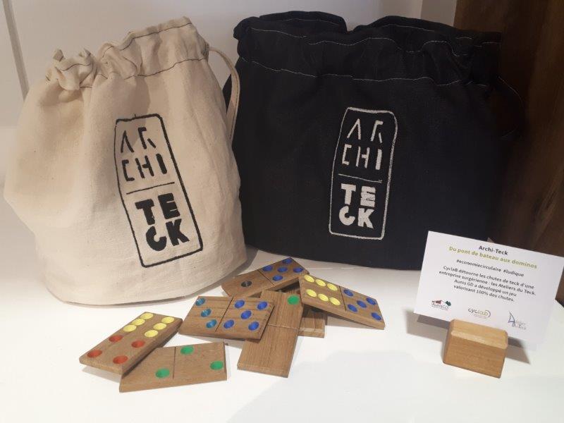 Sacs en fibres naturelles contenant un jeu de domino en teck