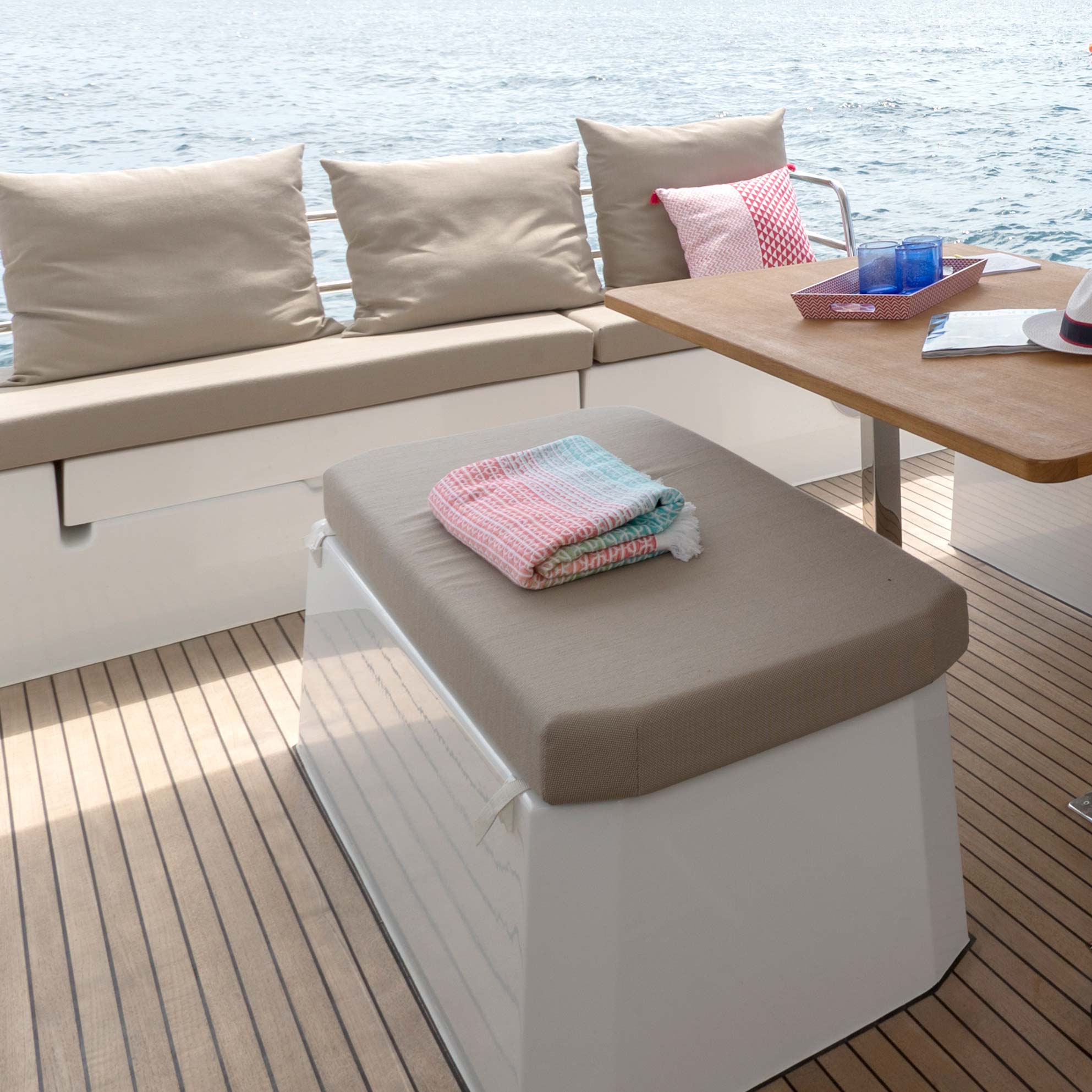 Salon extérieur sur le pont d'un yacht en teck
