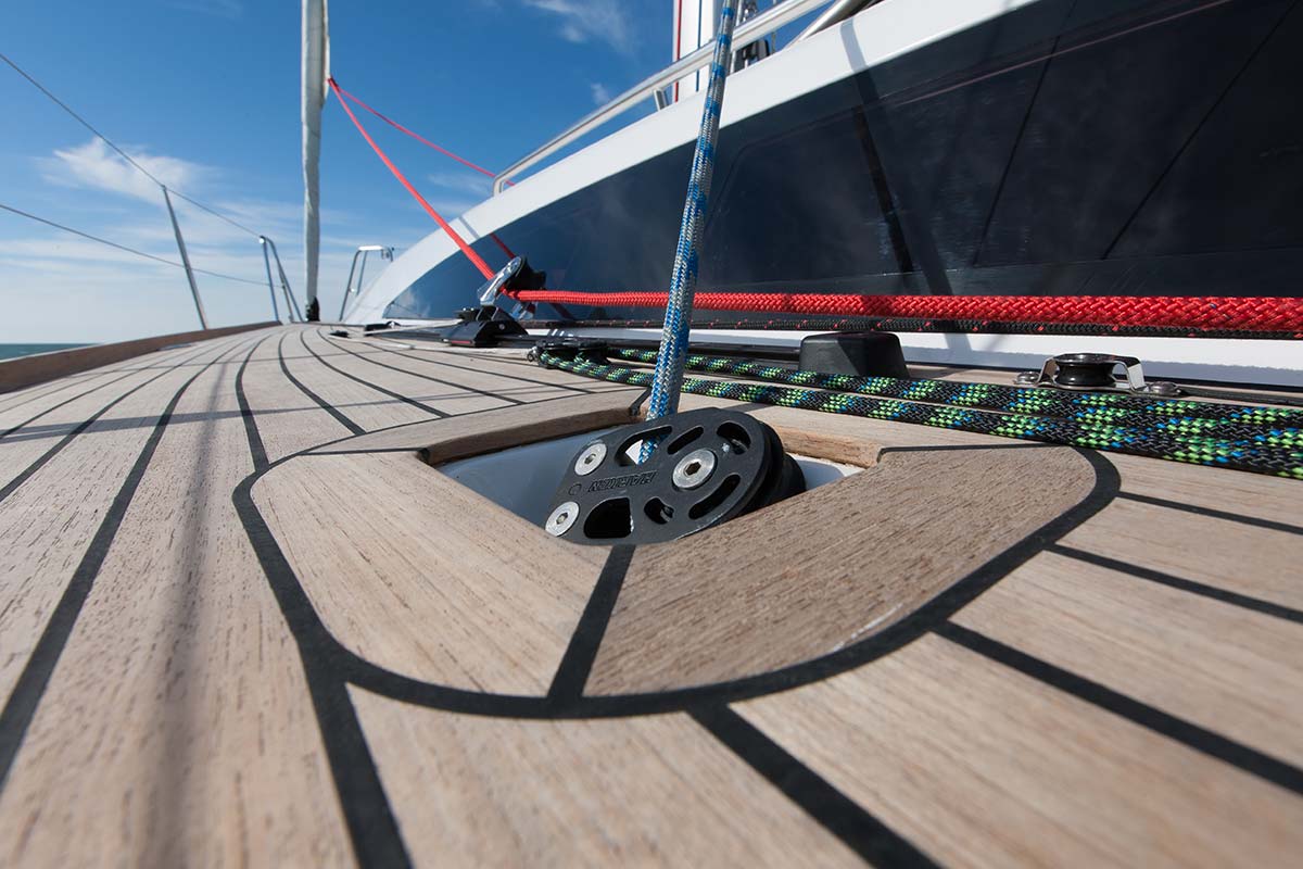 Vue en perspective du pont en teck d'un yacht en Charente Maritime
