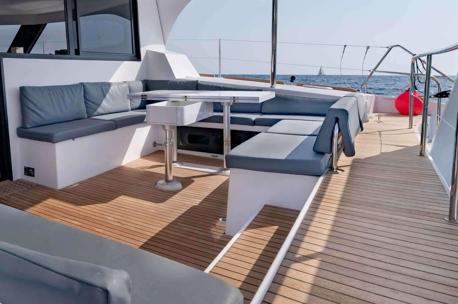 Pont en teck sur un yacht des chantiers Aventura