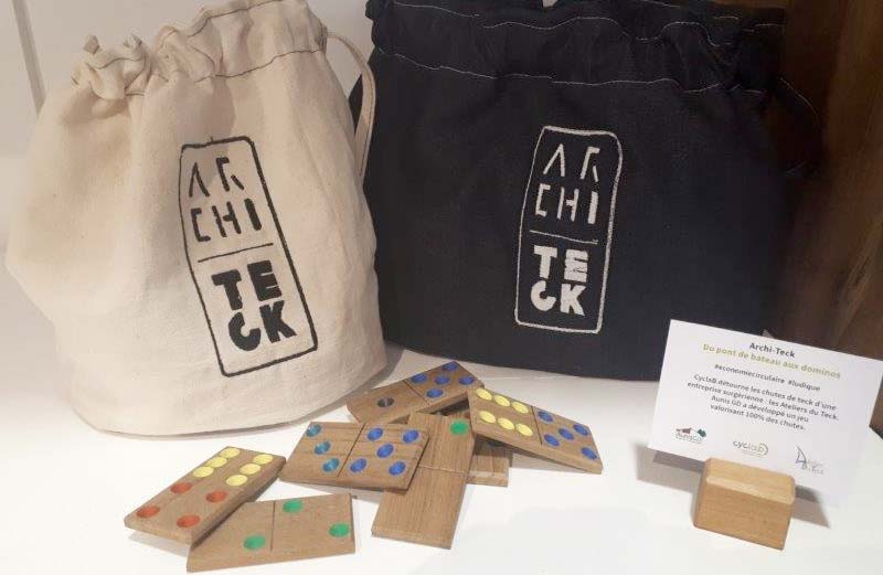 Sacs en fibres naturelles contenant un jeu de domino en teck